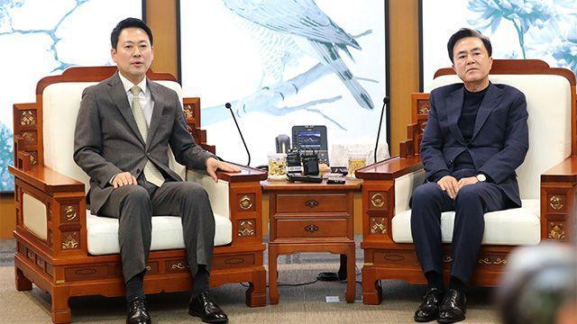 장동혁 국민의힘 대표왼쪽가 10일 충남도청에서 김태흠 충남도지사오른쪽과 만나 대화를 나누고 있다사진연합뉴스
