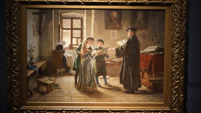 크라나흐의 그림 마르틴 루터가 자녀들과 함께 집에서 찬송가를 부르고 있다 벽에는 루터 부모님의 초상화가 걸려 있고 초상화 아래에는 작게 그린 작센의 선제후 프리드리히 3세 초상화도 보인다 창문 앞에서 바느질을 하고 있는 여인은 그의 부인 카타리나다 크라나흐는 그림에서 루터의 가정을 평안하고 화목하고 안정적이고 모습을 그렸다 루터 머릿속에 담겼을 많은 것을 함축적으로 담고 있다 크라나흐는 종교개혁의 가정 모습을 그림으로 전하려 했다 비텐베르크 루터 박물관에서 필자가 직접 촬영