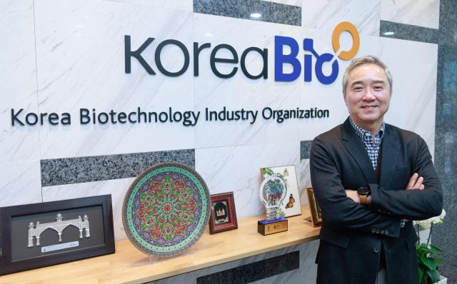 이승규 한국바이오협회 상임부회장은  경기 성남시 판교 바이오협회에서 진행한 아주경제신문과 인터뷰에서 기술수출이 산업의 종착점이 돼서는 안 된다면서 기업들은 하이브리드 모델을 글로벌 경쟁력을 확장해야 한다고 말했다 사진유대길 기자 dbeorlf123ajunewscom