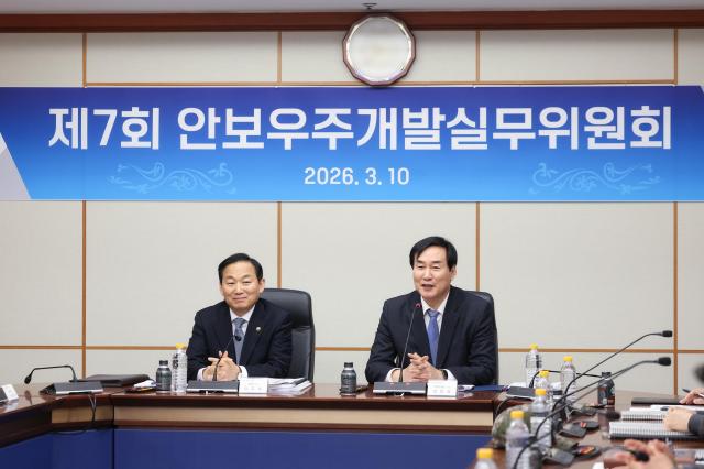 이두희왼쪽 국방부 차관과 김창섭 국가정보원 3차장이 10일 오전 제7회 안보우주개발 실무위원회 회의를 하고 있다 사진국방부
