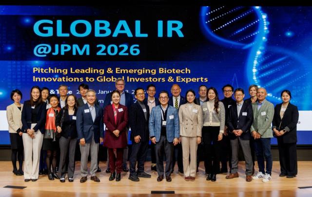 한국바이오협회가 JP모건헬스케어콘퍼런스 부대행사로 지난 1월 13일현지시간 미국 샌프란시스코에서 개최한 글로벌 IR JPM 행사에 참석한 국내외 바이오 관계자들이 기념촬영을 하고 있다 사진한국바이오협회