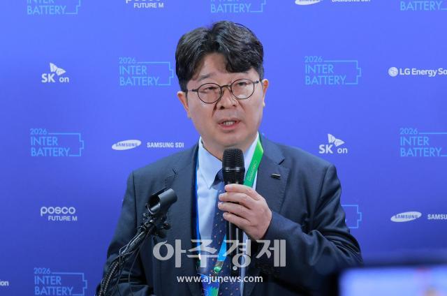 엄기천 포스코퓨처엠 대표이사 겸 한국배터리 산업협회 회장이 인터배터리 2026 행사 개막 전 기자들과 만나 질문에 대답하고 있다 사진유대길 기자