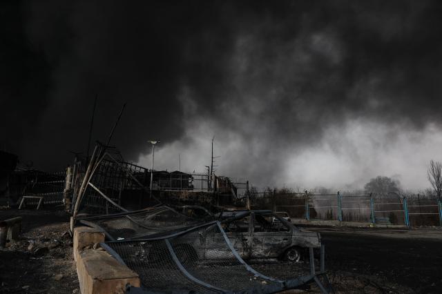 이란 테헤란 북서부 샤흐런 연료 저장고 공습으로 뿜어져 나오는 검은 연기 사진WANA 로이터 연합뉴스