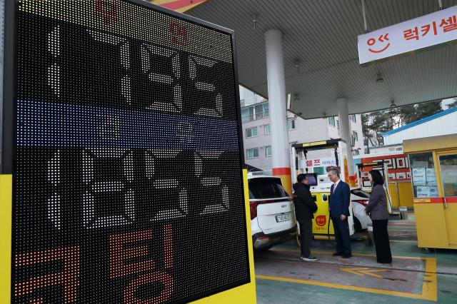  손주석 한국석유공사 사장이 9일 울산 자영알뜰주유소를 방문 석유제품 가격 현황을 점검하고 있다 사진연합뉴스