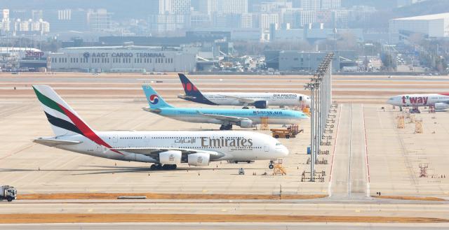 中东局势推高油价 全球航空公司上调机票价格