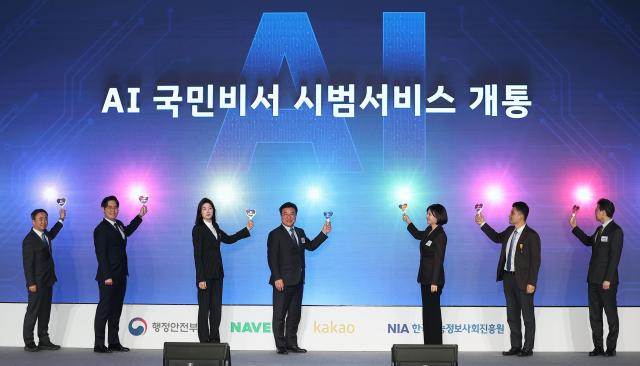 윤호중 행정안전부 장관왼쪽 네번째이 9일 경기도 성남시 분당구 경기창조경제혁신센터에서 열린 AI 국민비서 시범서비스 개통식에서 정신아 카카오 대표왼쪽 세번째와 최수연 네이버 대표오른쪽 세번째를 포함한 참석자들과 기념 촬영을 하고 있다 사진연합뉴스