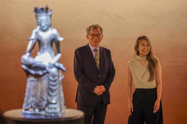 유홍준 국립중앙박물관장이 21일 서울 용산구 박물관을 예방한 넷플릭스 애니메이션 케이팝 데몬 헌터스의 매기 강 감독에게 사유의 방에 전시된 반가사유상에 대해 설명해주고 있다 사진연합뉴스