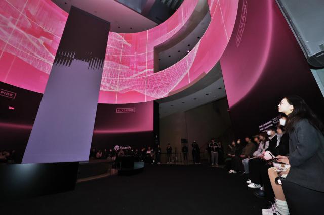 26일 오후 서울 용산구 국립중앙박물관에서 열린 블랙핑크 새 미니앨범 데드라인DEADLINE 사전 청음 행사에서 팬들이 신곡을 들어보고 있다사진연합뉴스