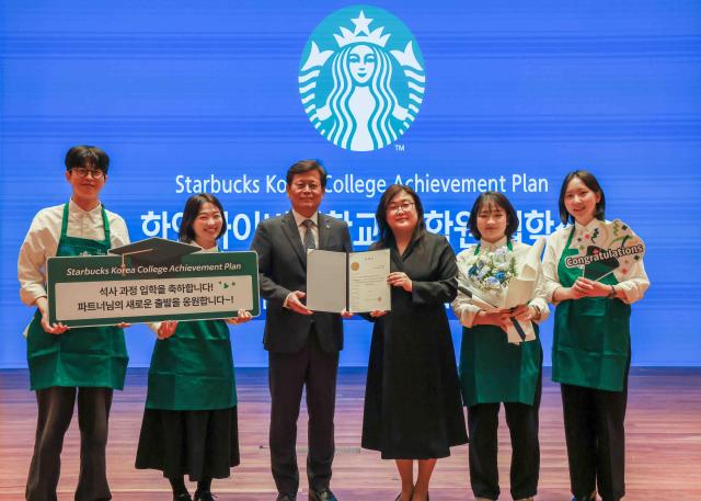 왼쪽 세 번째부터 한양사이버대학교 정현철 부총장과 스타벅스 천안백석점 이수진 점장이 한양사이버대학교 대학원 입학식에서 기념사진을 촬영하고 있다 사진스타벅스코리아