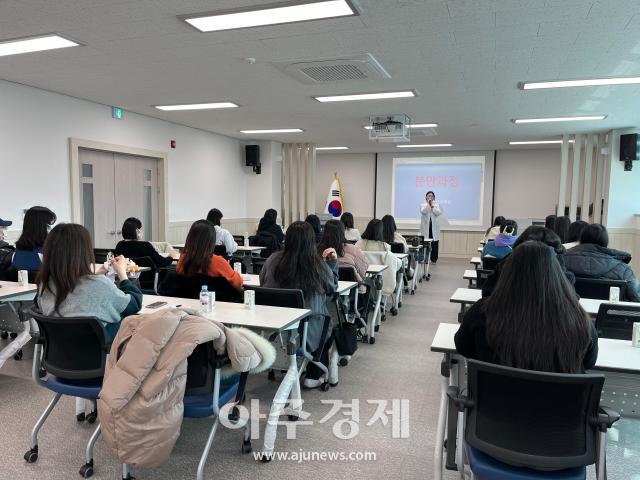 경북 경산시는 지난 10일 경산시보건소에서 관내 예비 부모를 대상으로‘임산부 육아교실’을 운영했다사진경산시