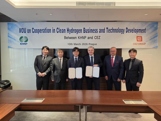 한국수력원지력이 10일현지시간 체코전력공사CEZ와 청정수소 사업 및 기술개발 협력을 위한 업무협약을 체결한 뒤 기념촬영을 하고 있다 사진한국수력원자력