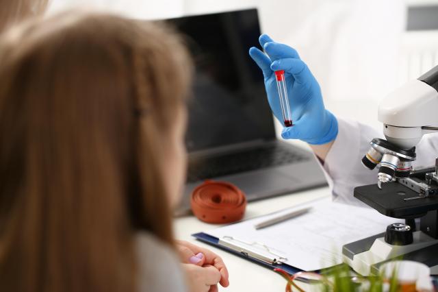 소아 환자의 혈액 채취 모습 사진게티이미지뱅크