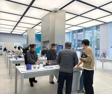 [르포] "프라이버시 기능 제일 기대돼"…갤럭시 S26 출시일부터 흥행 조짐