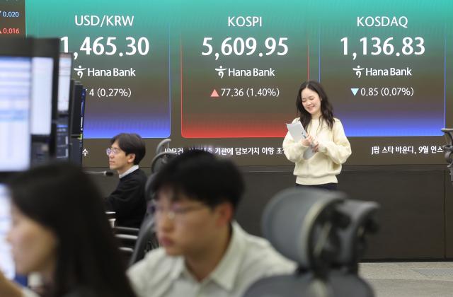 코스피가 1 넘게 올라 5600대로 마감한 11일 서울 중구 하나은행 딜링룸에서 직원들이 업무를 보고 있다 사진연합뉴스