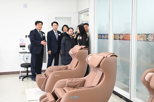 시흥시남부노인복지관 개관식에서 임병택 시장사진 왼쪽이 현장 시설 점검을 하고 있다 사진시흥시