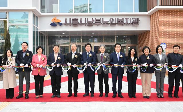 시흥시남부노인복지관 개관식에서 참석자들이 테이프 커팅을 하고 있다 사진시흥시