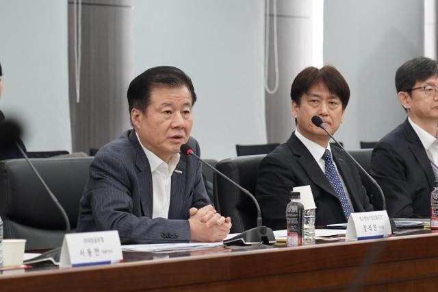 강석진 중진공 이사장왼족이 11일 서울 목동에서 진행된 중동 수출기업 간담회에서 발언하고 있다 사진중진공