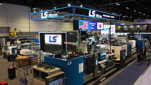 미국 NPENational Plastic Exhibition에서 LS엠트론 부스 전경 사진LS엠트론