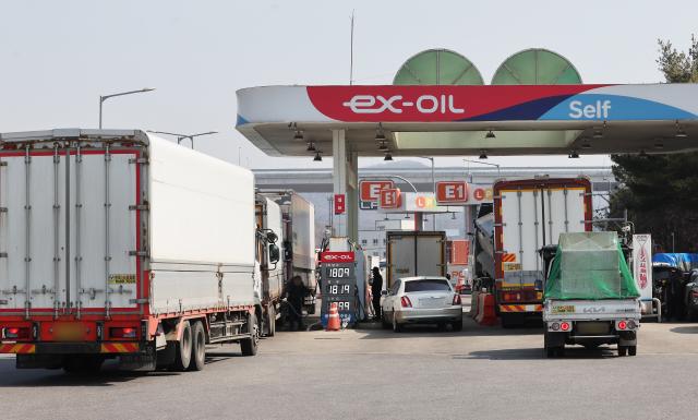 10일 경기도 용인시 영동고속도로 용인휴게소 강릉방향 주유소에서 화물차 기사들이 주유하고 있다사진연합뉴스