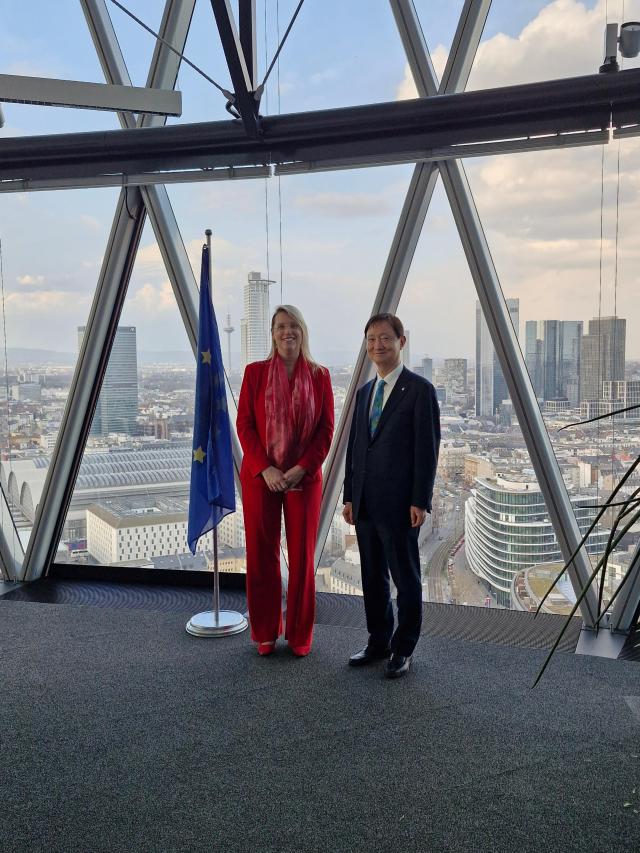 왼쪽부터 페트라 힐케마 EIOPA 의장 이찬진 금융감독원장 사진금감원