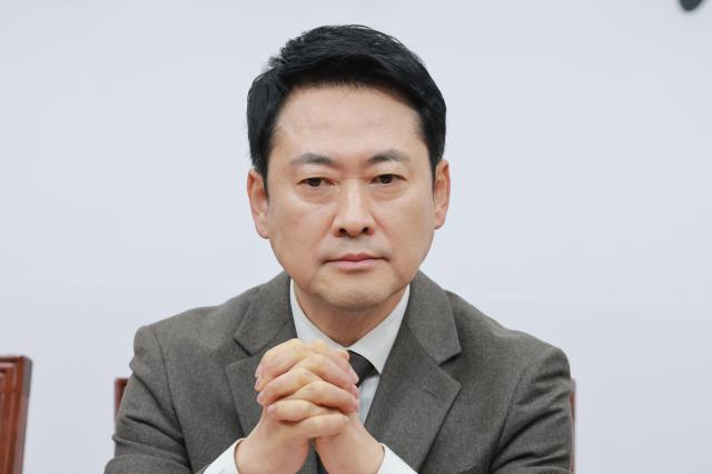 장동혁 국민의힘 대표가 12일 국회에서 열린 최고위원회의에 참석하고 있다 사진연합뉴스