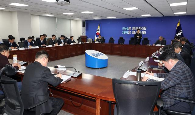 김성환 기후에너지환경부 장관이 12일 국회 의원회관에서 열린 당정 협의에서 국회 안호영 기후에너지환경노동위원장 등 더불어민주당 위원들과 함께 얘기를 나누고 있다사진연합뉴스