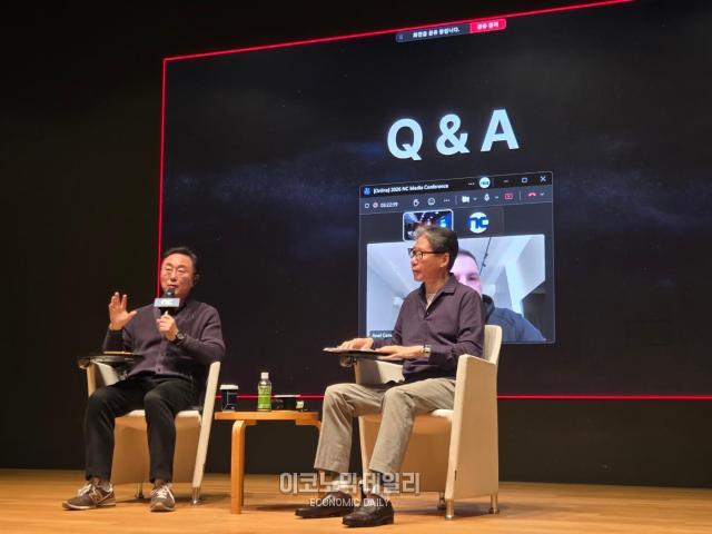 2026 엔씨 경영전략 간담회에서 박병무 엔씨소프트 공동대표왼쪽과 홍운준 엔씨소프트 CFO오른쪽 아넬 체만 엔씨소프트 모바일 캐주얼부문 센터장화면이 QA를 진행하고 있다 사진류청빛 기자