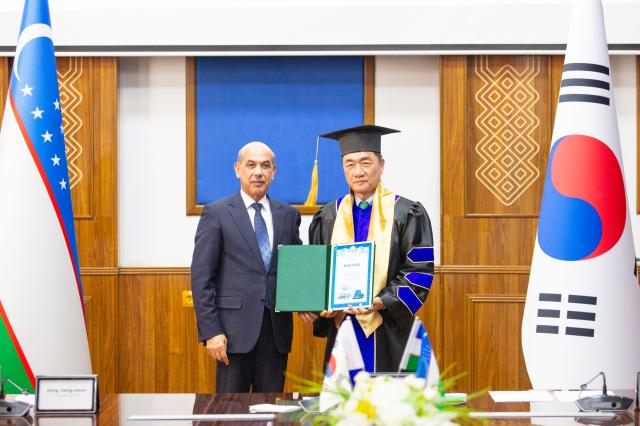 타슈켄트 국립경제대학교에서 명예교수 직함을 받은 정장선 시장오른쪽이 툴킨 테샤바예프 총장과 기념사진을 촬영하고 있다 사진평택시