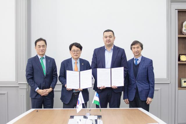 평택상공회의소와 우즈벡상공회의소가 MOU를 체결하고 기념사진을 촬영하는 정장선 시장왼쪽부터 이강선 평택상공회의소 회장 수흐롭 압두라흐모노프 우즈벡상공회의소 부회장 알리셰르 샤이호프 부회장  사진평택시