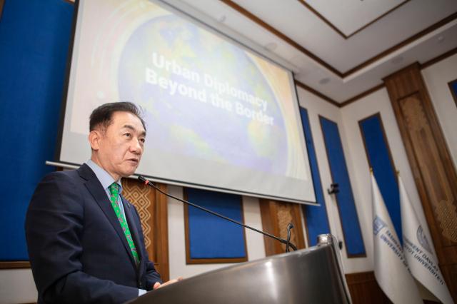 타슈켄트 국립경제대학교에서 특별강연을 하는 정장선 시장 사진평택시