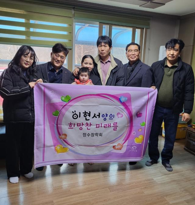 김재욱 이사장왼쪽에서 두번째이 이현서양에게 탄생축하 장학금을 전달하고 있다 사진이동원 기자