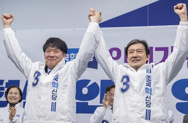 조국혁신당 조국 대표오른쪽가 12일 국회에서 열린 63 지방선거 혁신 인재 1호 영입식에서 인천광역시 영종구청장에 출마할 안광호 전 인천경제청 본부장과 손을 잡고 인사하고 있다 사진연합뉴스