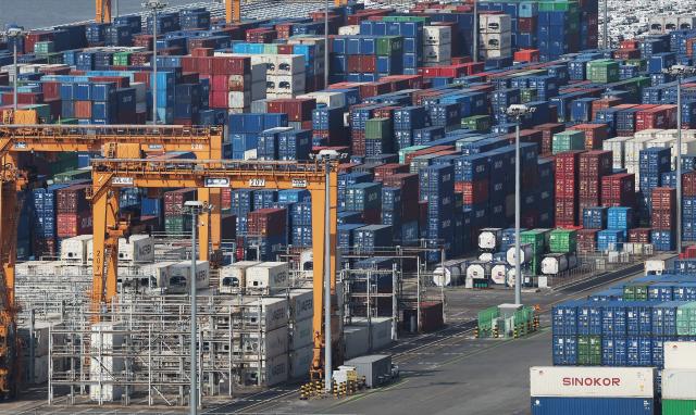 경기도 평택항에 컨테이너가 쌓여있는 모습 사진-연합뉴스