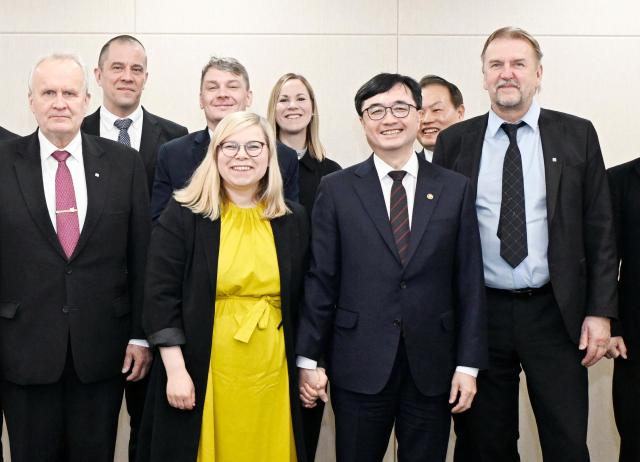 임기근 기획예산처 장관 직무대행 차관이 3월 12일 오전 서울 중구 한국재정정보원에서 열린 핀란드 재정위원회 의원단 면담에 참석 핀란드 재정위원회 의원단과 기념촬영을 하고 있다