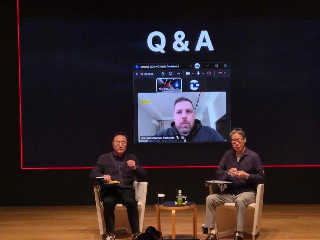 12일 엔씨소프트 RD 사옥에서 열린 경영전략 간담회에서 박병무 공동대표 아넬 체만 센터장 홍원준 CFO가 질문을 받고있다사진백서현 기자 