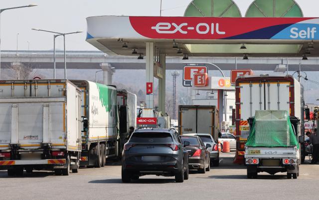 10일 경기도 용인시 영동고속도로 용인휴게소 강릉방향 주유소에서 화물차 기사들이 주유하고 있다사진연합뉴스