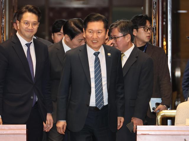 더불어민주당 정청래 대표가 12일 국회에서 열린 의원총회에 입장하고 있다사진연합뉴스