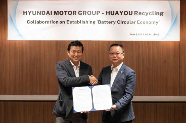 왼쪽부터 현대차그룹 미래전략본부장 정호근 부사장 화유리사이클 바오 웨이 대표가 ‘인도네시아 EV 배터리 순환 경제 구축을 위한 업무협약MOU’ 체결식에서 기념사진 촬영하는 모습