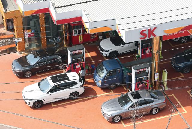 정부가 석유 최고가격제를 검토 중인 12일 서울 노원구 한 주유소에 차량들이 몰려 있다 사진연합뉴스