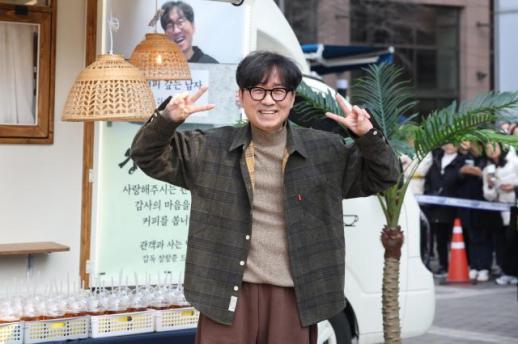 《和王一起生活的男人》票房突破1200万 导演张恒俊请影迷喝咖啡表示感谢