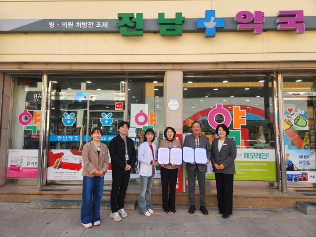 무안군은 지역사회 기반 자살예방 안전망 구축을 위해 관내 약국과 함께하는 ‘생명사랑약국 사업’ 업무협약을 체결했다사진무안군