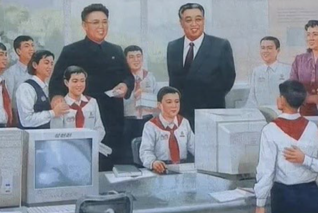 금성학원 단지 안뜰에 있는 벽화에는 김일성과 김정은이 미소를 지으며 컴퓨터를 다루는 학생들 옆에 함께 그려져 있다 사진DTEX 보고서