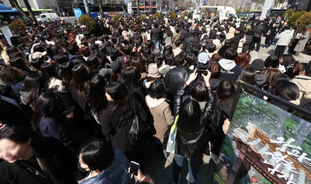Director Jang Hang-jun treats fans to coffee to celebrate his box-office success
