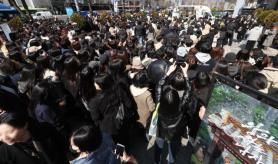 Director Jang Hang-jun treats fans to coffee to celebrate his box-office success