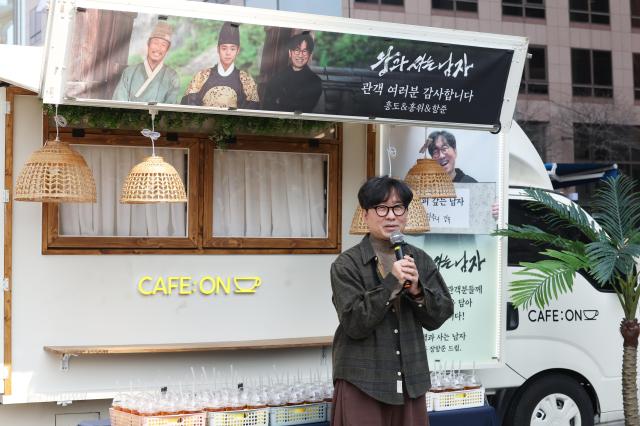 Director Jang Hang-jun delivers remarks ahead of a coffee truck event held to thank audiences for the box-office success of the film The Kings Warden at the Korea Press Center Plaza in central Seoul on March 12 2026 Yonhap 20260312