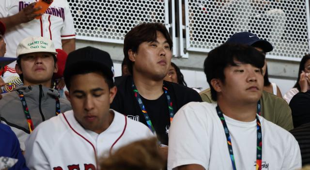WBC 한국 야구대표팀의 문보경과 류현진이 11일현지시간 미국 플로리다주 마이애미 론디포파크에서 열린 2026 월드베이스볼클래식WBC D조 도미니카와 베네수엘라의 경기를 지켜보고 있다 사진연합뉴스