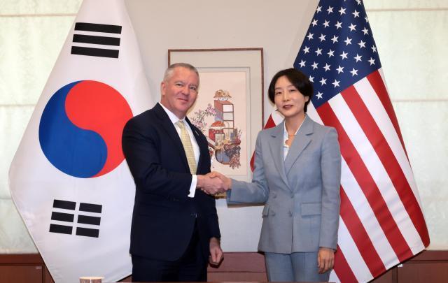 정의혜 외교부 차관보가 12일 서울 종로구 외교부 청사에서 마이클 디솜브리 미 국무부 동아태 차관보와 면담 전 악수하고 있다 사진공동취재
