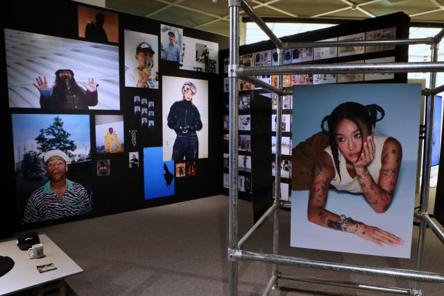 서울 송파구에 위치한 롯데백화점 잠실점 에비뉴엘 6층에서 진행하는 하입비스트 20주년 기념 롯데백화점 공동 기획 전시 전경 사진롯데백화점