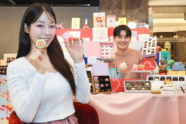 모델들이 신세계백화점 강남점 지하1층 중앙행사장에서 제품을 소개하고 있다 사진신세계백화점 