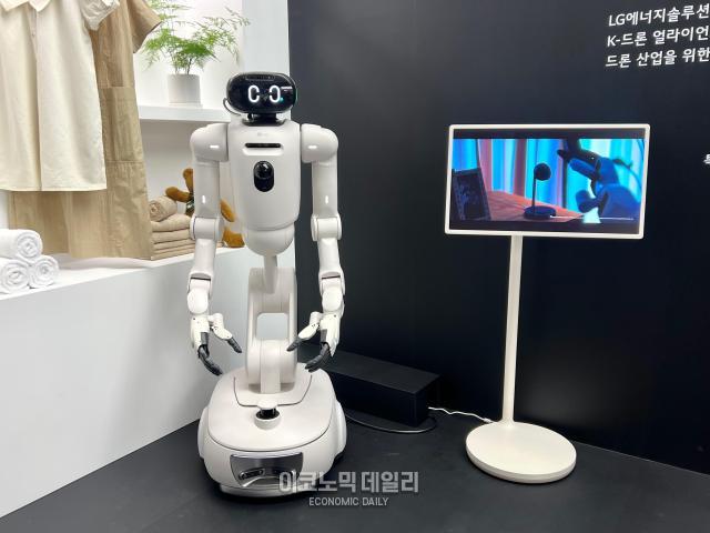 12일 서울 강남구 삼성동 코엑스 인터배터리 2026 LG에너지솔루션 부스 내 전시된 LG전자의 AI 기반 자율주행 기능을 갖춘 차세대 홈 로봇 CLOiD 모습이다 LG에너지솔루션의 고에너지밀도·고안전성 배터리 기술이 적용되어 있다 사진정보운 기자